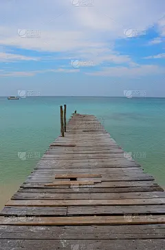 柬埔寨Koh Rong岛长滩的海滩和码头