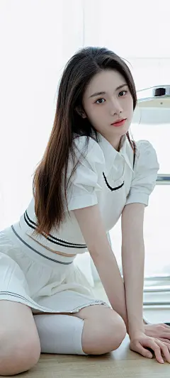 居家长发美女白色毛衣百褶裙美女手机壁纸-美女壁纸-壁纸下载-彼岸桌面