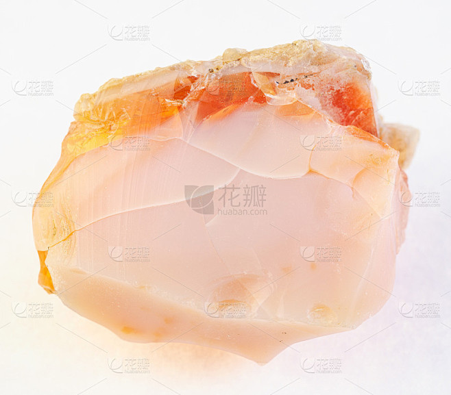 粗糙的火和珍贵的蛋白石在白色