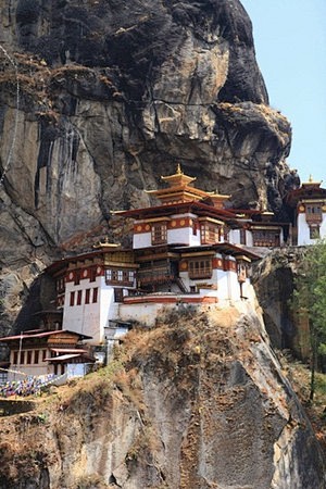 虎穴寺古建築就在懸崖峭壁上，相當高聳