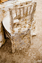 复古浪漫的婚礼怎么能少了蕾丝或纱幔呢？飘逸的蕾丝和纱幔让婚礼充满了韵味，在椅背装饰上，它们可以结合各种元素，发挥单一简洁的特性，让婚礼更加浪漫多彩。
