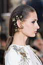 [cp](Details) Georges Hobeika  F/W 2016 Couture | ❦⚚❉❅❁✽✹✵❆❊❇︎❃✿ ​​​[/cp]

——微博@Ouvg