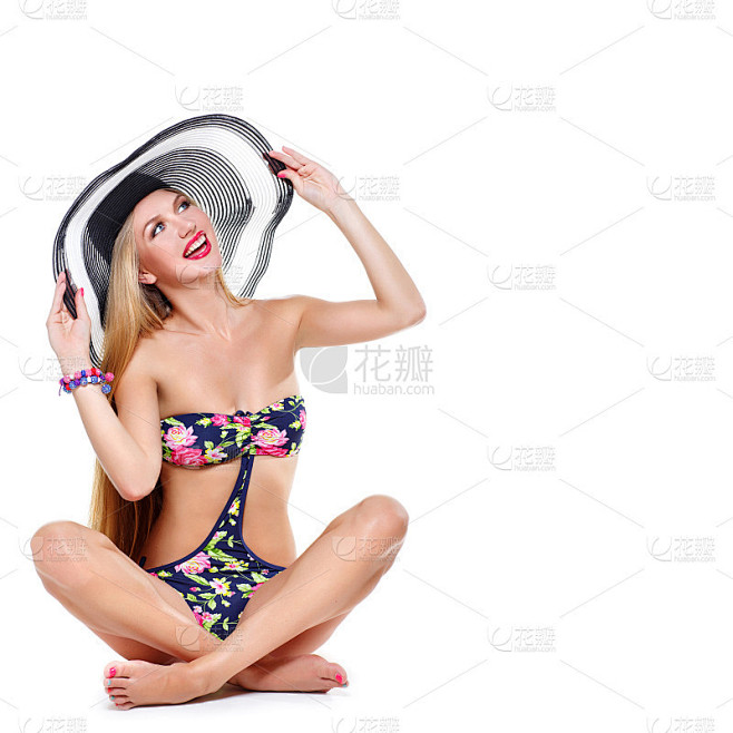 穿着比基尼和夏帽的女孩