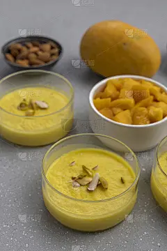 芒果味的菲尼装在玻璃碗里