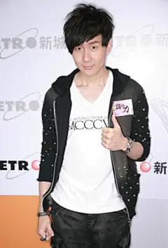 [#林俊杰#今天携全新国语专辑《因你而在》到香港某电台宣传] #林俊杰#今天携全新国语专辑《因你而在》到香港某电台宣传，此专辑是JJ出道十周年的纪念专辑。日前被拍到与SJM成员周觅相约晚餐，报导指二人行为亲密，最后还熊抱道别，JJ就笑称男生跟男生之间没有多余的想像空间，那个也只是朋友之间的道别方式。