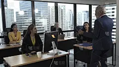 高级领导向团队成员发表建议演讲