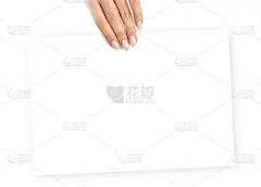 空白的纸卡。手持空白的商务名片孤立在白色背景上。带有拷贝空间的横幅。手指指向。