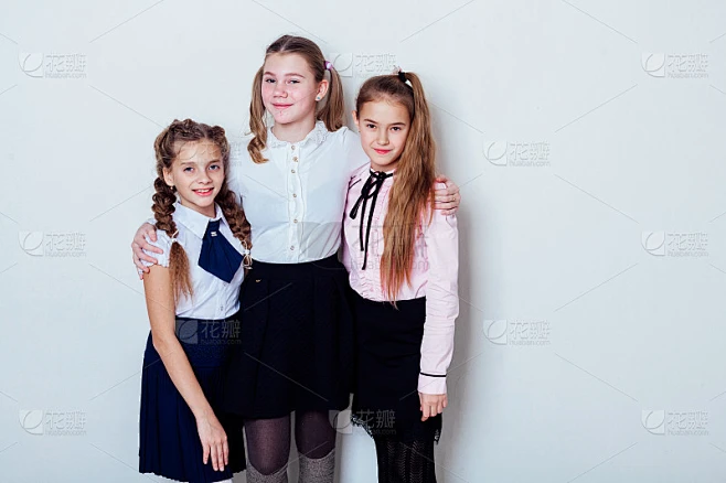 三个女孩在学校董事会上课