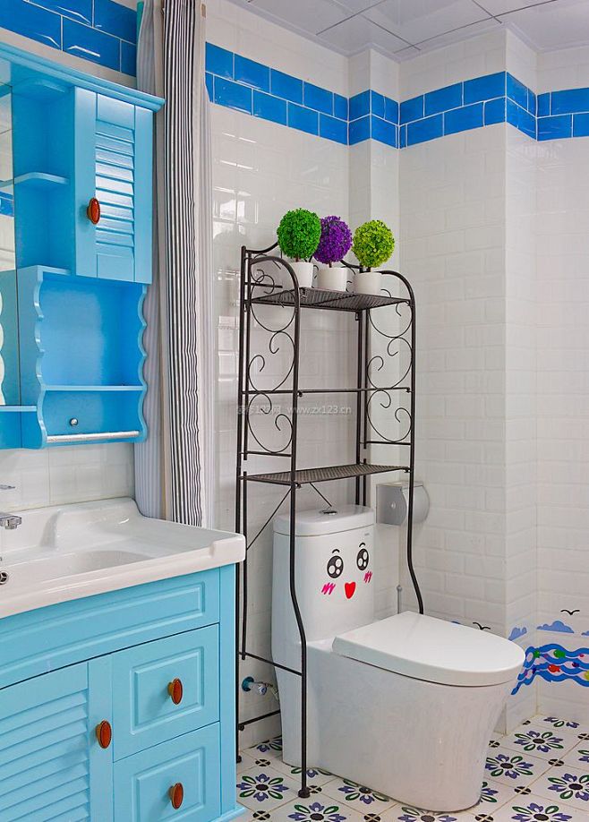 地中海风格家庭浴室置物架装修效果图片