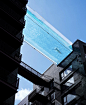 HAL 建筑工作室在伦敦巴特西区使馆花园（Embassy Gardens）的两栋大楼之间设计了一个用丙烯酸纤维制作的长25米全透明天空泳池 Sky Pool 