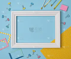平躺的空框架和办公用品在蓝色柔和的背景