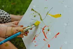 宝宝用画笔作画