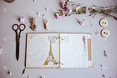 复古背景，手工制作。旧剪刀，丝带，木扣子，笔记本，文字和鲜花。