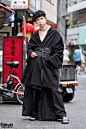 #原宿街拍# Cham, 19岁，设计师，搭配：Japanese Fashion Designer w/ Gothic Kimono & Corset Street Style  O网页链接 ​​​​