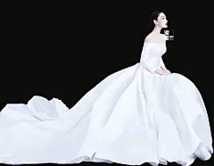 8月5日，张馨予在微博宣布结婚，随后在新浪娱乐独家曝光婚纱照，纯白风格浪漫唯美。张馨予与帅气的军官老公何捷亲密贴脸，郎才女貌配一脸啊！ ​​​​