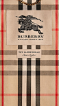 桑德林汉姆短款 - Heritage Trench风衣 : 桑德林汉姆Trench风衣采用修身剪裁，搭配贴合腰线与窄版嵌入式直袖，使其设计更为合身 本款风衣臻选棉质嘎巴甸（Gabardine）于英格兰精裁而成。该面料由Thomas Burberry于1879年发明，密织斜纹结构缔造了轻便舒适感与良好的透气性能，同时可防止雨水渗入保持衣身干燥 位于肩部的肩饰、前胸枪挡以及上背部雨挡等细节均彰显传统军装的设计风格。喉部锁扣以及钩扣和扣环的衣领设计，令风衣更具备防风雨特质 经过完美对接的内衬和领底，精选Burb