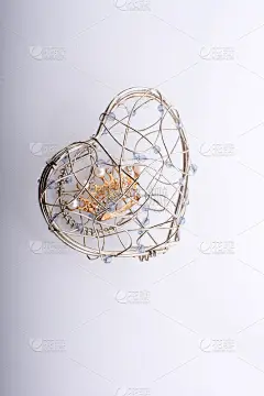 模型冠放置在心脏上