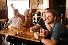 运动,啤酒,友谊,电视机,饮料,含酒精饮料,社交聚会,美式足球,全家福