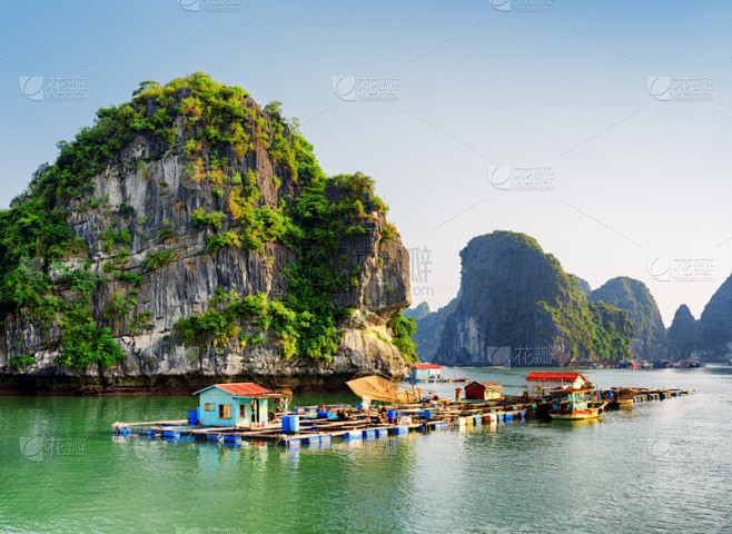 下龙湾的浮动渔村。越南