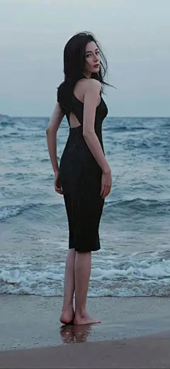 美女壁纸～迪丽热巴，一袭暗黑连衣...@霁枫壁纸的动态