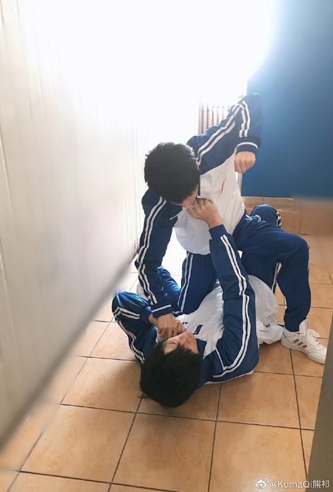 唉嘛本熊头一次在男厕所打架围观群众不仅不阻拦还纷纷拿出手机记录