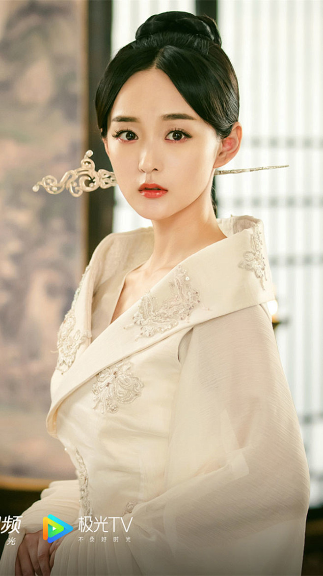 凤弈叶凝芝何泓姗饰