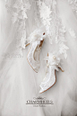 仙“履”奇缘 By CHARMHEELS婚鞋 :   婚礼上，每个新娘都是主角，仿佛灰姑娘遇到了仙女后变得光彩照人。而最佳配角，当属那双迷人的婚鞋。@北坤人素材