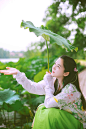 又见琼白舞倾城，轻捻一瓣祭风尘。