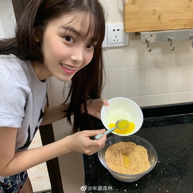 和朋友一起在家做了蛋糕！夸夸我嘛 ​​​...