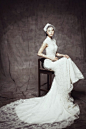 纯净的白纱，性感迷人的蕾丝，将唯美和浪漫的新娘婚纱做到了极致。