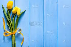 春天复活节背景与郁金香花束木桌