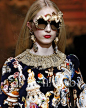 诙谐个性的千禧女孩们！Dolce&Gabbana 2018秋冬女装秀，海报网带你亲临2018秋冬米兰时装周