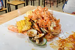 餐桌上混合着海鲜和玉米。