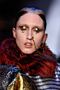 #Vogue爱漂亮# Jean Paul Gaultier 2017秋冬高定系列的妆容也充满戏剧张力，流淌的金色、冶艳的红唇，将异域神秘感演绎到极致。 ​​​​