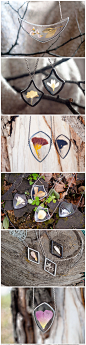俄罗斯艺术家Stanislava Korobkova，她在野外搜集各种花草树叶蝴蝶，风干了之后用玻璃做成标本，然后用金属框起来，做成了项链首饰。