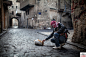 2013年1月6日，叙利亚阿勒颇旧城，一名自由军战士在街道上喂猫。AP Photo/Andoni Lubaki