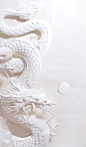 白色纸雕龙