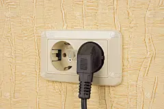 插座和插头插在墙上