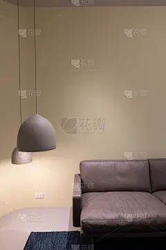 现代生活区与黑色真皮沙发和吊灯在米色背景