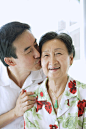 成年子女,搂着肩膀,亚洲人,黑发,宽松上衣_gic5447846_Son kissing mother on cheek_创意图片_Getty Images China