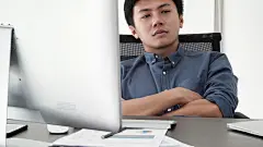 坐着工作时睡得很累的人。疲倦而有压力的商人工作到深夜