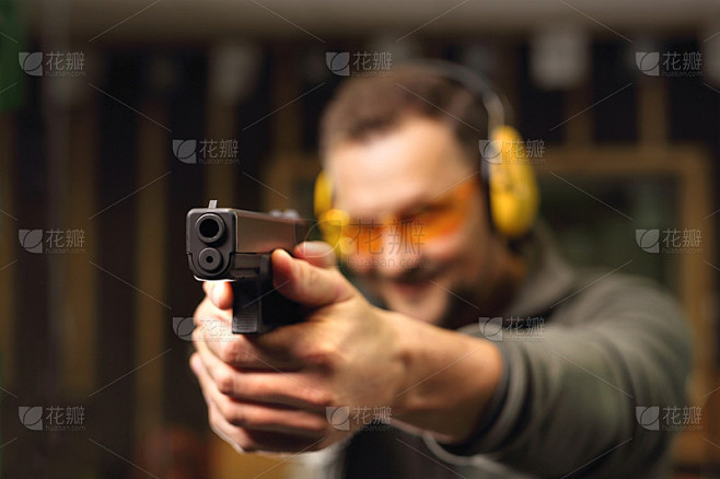 在射击场开枪