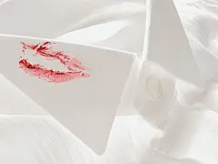 情人节：爱的纪念品壁纸 - 衬衫上的唇印：情人节壁纸 图片壁纸13