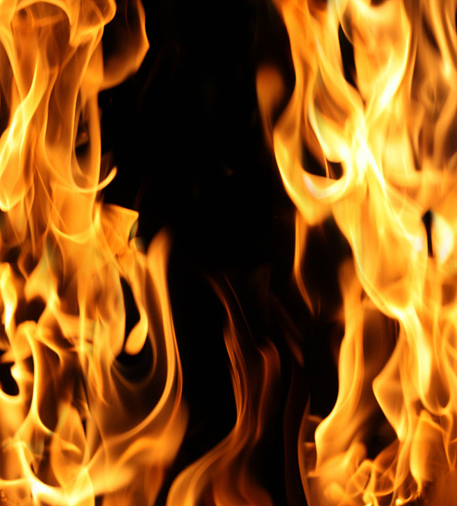 黑色背景上的神火图片