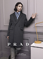 Prada（普拉达）2013秋冬男装系列大片

 
  
Prada（普拉达）2013秋冬男装广告延续了以往男装广告面孔启用演员的惯例，找来三位近期凭借几部热门电影而被关注的演员演绎。分别是凭借《被解救的姜戈》中的角色拿下了今年奥斯卡奖最佳男配角的Christoph Waltz、《007：天幕杀机 》、《云图》的Ben Whishaw、《壁花少年》中的小Gay - Ezra Miller。并由时尚摄影大师David Sims执掌镜头，通过还原上世纪60年代的造型风格来体现PRADA男装系列绅士优雅的一面。