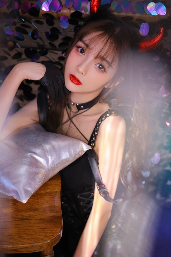 这诱人的小恶魔啧啧