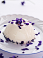 Panna cotta with white chocolate and fragrant violets. (in Polish with translator) #赏味期限#