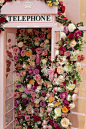 粉红色电话亭, 装饰着美丽的鲜花