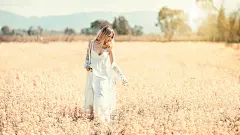 长裙子美女,花海,花场,唯美桌面壁纸