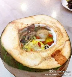 【特色椰香养生菜，原盅椰汁香菇玉米炖土鸡】1.把椰子水和椰子肉挖出备用；2.红萝卜，土鸡，椰子肉，香菇，玉米，枸杞过水后放入椰子里，把椰子水加点水下盐倒入椰子壳里；3.下蒸笼蒸40分钟，起锅撒点芹菜末。~~~吃货请关注 @一切与美食有关